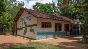 un edificio con un murale sul lato di Jayanti's a Sigiriya