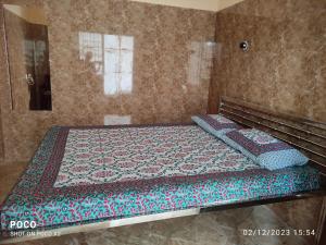 Postel nebo postele na pokoji v ubytování Akshaya Rooms