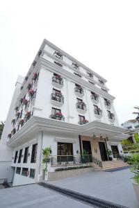 un gran edificio blanco con balcones. en M2 Square by Monday Premium, en Nagpur