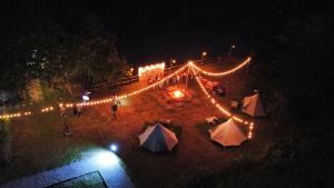 een overzicht boven een groep tenten met verlichting bij ณ บ้านนอก Organic Farmstay 