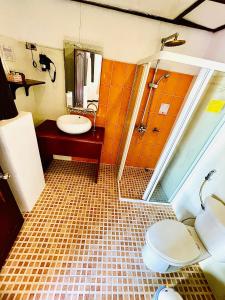 Vieng Savanh II Hotel tesisinde bir banyo