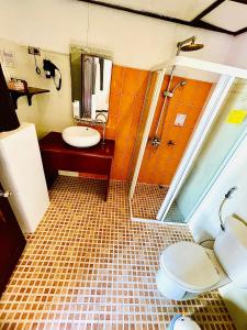 a bathroom with a toilet and a sink and a shower at Vieng Savanh II Hotel in Luang Prabang