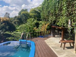 een patio met een zwembad en een tafel en stoelen bij Tafelberg detached bungalow with swimming pool in Chiang Rai