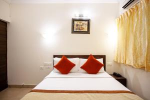 Goa Villagio Resort & Spa - A Unit of IHM, 10 Min Walk from Beach客房内的一张或多张床位