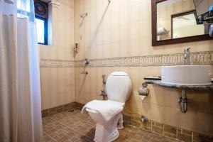 Goa Villagio Resort & Spa - A Unit of IHM, 10 Min Walk from Beach的一间浴室