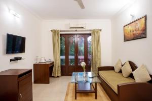 Goa Villagio Resort & Spa - A Unit of IHM, 10 Min Walk from Beach的电视和/或娱乐中心