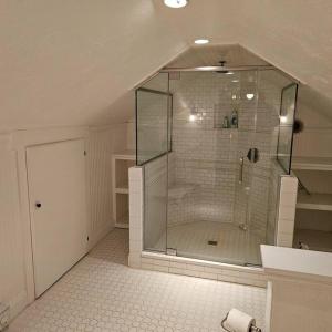 La salle de bains est pourvue d'une douche et d'une cabine de verre. dans l'établissement Follys End, Ligonier @ Linn Run, à Rector