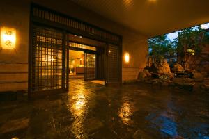 uma entrada para um edifício com uma porta aberta em Hotel Koraku em Beppu