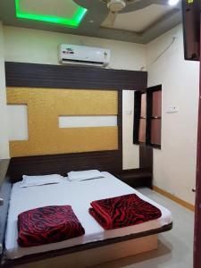 Postel nebo postele na pokoji v ubytování New Hotel Shree Radha Krishna Palace, Maheshwar