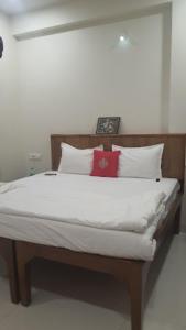 เตียงในห้องที่ Aamantran@FortMaheshwar,Maheshwar