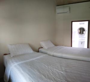 Postel nebo postele na pokoji v ubytování Roots Hotel Trawangan