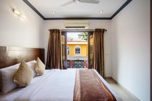 Goa Villagio Resort & Spa - A Unit of IHM, 10 Min Walk from Beach客房内的一张或多张床位