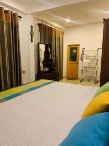 Een bed of bedden in een kamer bij White Villa Ella/ Badulla