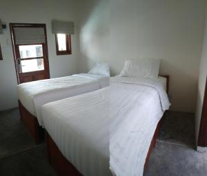Postel nebo postele na pokoji v ubytování Roots Hotel Trawangan