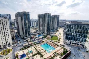 Výhled na bazén z ubytování Stylish 1BR Unit in Dubai Hills nebo okolí