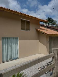 une maison avec une clôture devant elle dans l'établissement Sobrado recanto som das águas, à Santo Amaro da Imperatriz