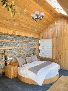 A bed or beds in a room at Dreamscape Treehouse & Cottages
