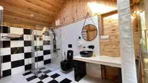 A bathroom at Dreamscape Treehouse & Cottages