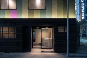 wejście do budynku ze szklanymi drzwiami w obiekcie BESTIE by DOYANEN w Osace