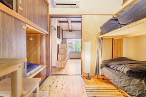 mały pokój z 2 łóżkami piętrowymi w obiekcie 長濱元浜町宿場　片原楽家 w mieście Nagahama