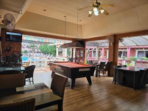 een restaurant met een pooltafel in een kamer bij Red Brick in Chiang Mai