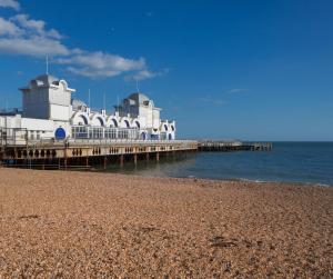 un edificio en un muelle junto a la playa en #4 The Quirky Quarters, en Portsmouth