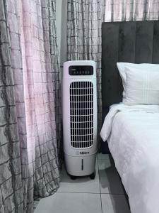 um quarto com um aquecedor ao lado de uma cama em Beevap Guesthouse em Pretoria