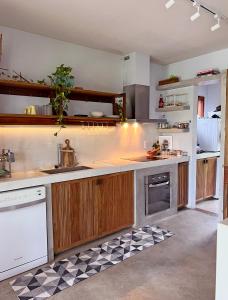 Η κουζίνα ή μικρή κουζίνα στο Casa Praia Verdes Mares Sargi Bahia +7 φωτογραφίες