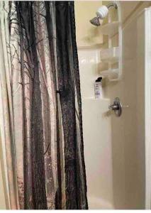 ein Badezimmer mit einem Duschvorhang mit Bäumen darauf in der Unterkunft 2bed Tree-Themed Home, Near Natl Park, Beach in Michigan City