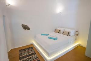 Postel nebo postele na pokoji v ubytování Santorini-treasures Lavender villa traditional