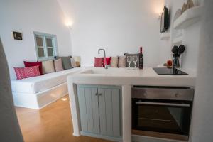 Kuchyň nebo kuchyňský kout v ubytování Santorini-treasures Lavender villa traditional