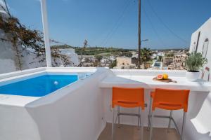 Bazén v ubytování Santorini-treasures Lavender villa traditional nebo v jeho okolí