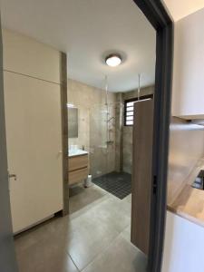 een badkamer met een douche, een toilet en een wastafel bij La Kaz Leu tit'mer à 50 m du lagon de Saint-Leu in Saint-Leu