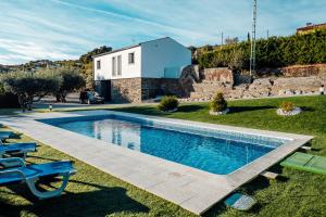 einen Pool im Hof eines Hauses in der Unterkunft Casa Com Piscina no Coração do Douro - Domaine Casa Valença, in Valença do Douro