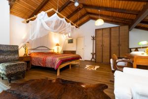 1 dormitorio con 1 cama, 1 silla y 1 mesa en STONE HOUSE reTREAT en Mali Lošinj
