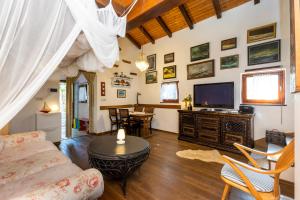 Televízia a/alebo spoločenská miestnosť v ubytovaní STONE HOUSE reTREAT