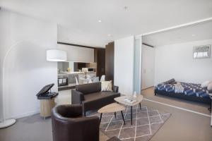 un salon avec un canapé et un lit dans l'établissement Marvellous 2-Bed High-Rise: Amazing Views, Free Parking, à Melbourne