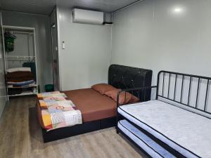 Un ou plusieurs lits dans un hébergement de l'établissement Ghumoh Safar (Bed,Pool & Cafe)