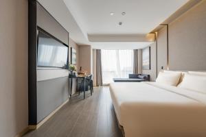 Ліжко або ліжка в номері Atour Hotel Hefei USTC Huangshan Road