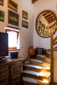 Televízia a/alebo spoločenská miestnosť v ubytovaní STONE HOUSE reTREAT