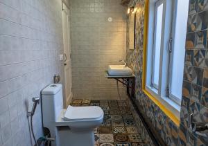 uma casa de banho com um WC e um lavatório em Moustache Koksar Luxuria em Khoksar