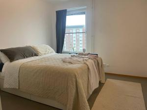 sypialnia z łóżkiem i oknem w obiekcie Room in a private apartment w mieście Nacka