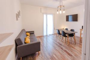 ein Wohnzimmer mit einem Sofa und einem Tisch in der Unterkunft VEryNICE - New Cozy Family Apartment near Venezia Mestre in Mestre