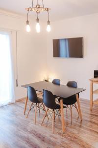 einem Esstisch mit 4 Stühlen in der Unterkunft VEryNICE - New Cozy Family Apartment near Venezia Mestre in Mestre