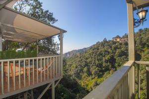 een balkon met uitzicht op een berg bij Yog Wellness Resort & Spa By Amritara in Mussoorie