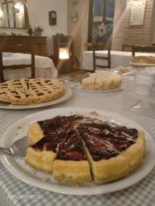 una mesa con tres pasteles en los platos en Agriturismo Boschi, en Reggiolo