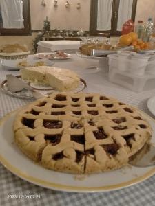 a pie sitting on top of a table at Agriturismo Boschi in Reggiolo