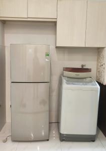 a refrigerator and a trash can in a kitchen at Căn hộ 2 phòng ngủ có balcony in Ho Chi Minh City