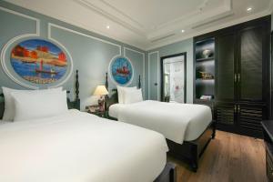 Letto o letti in una camera di Amira Hotel Hanoi