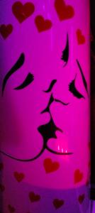 een roze licht met een gezicht met harten erop bij la coquine, love room, romantique in Toulon